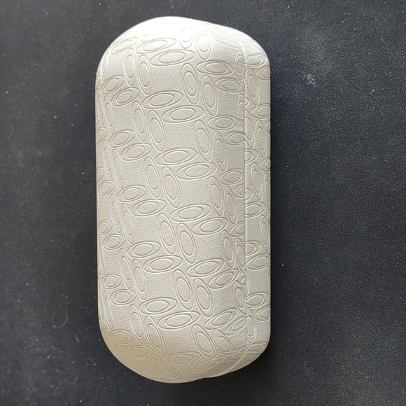 Oakley Caveat - Picture 3 of 3